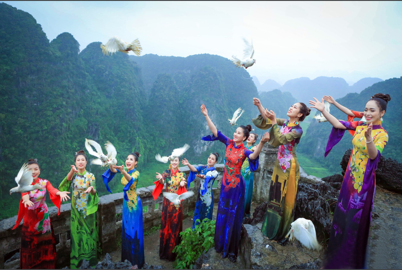 Áo dài Việt tỏa hương cùng Quốc hoa các nước ASEAN